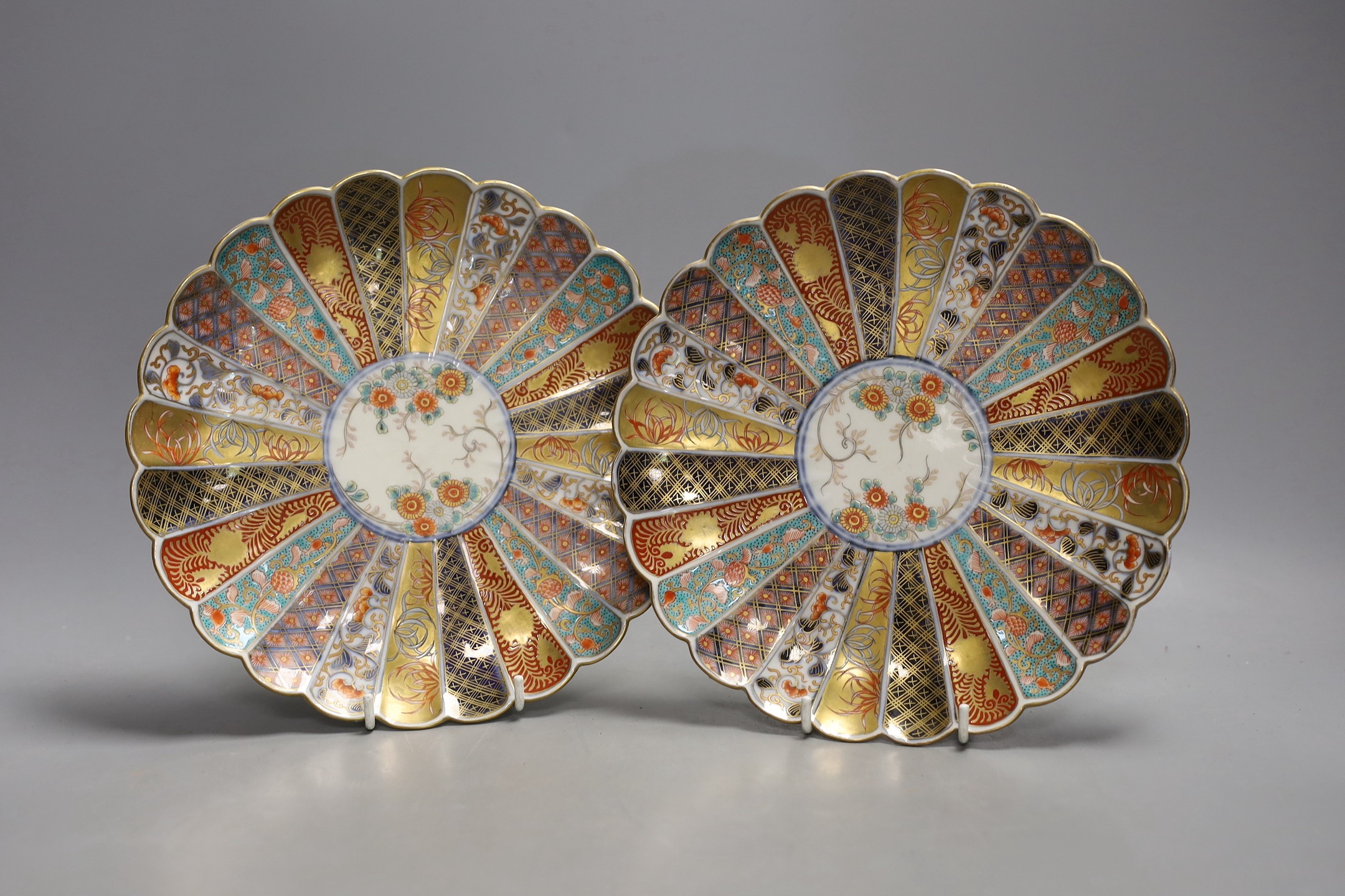 A pair of Japanese Imari dishes, Meiji period - 21.5cm diameter